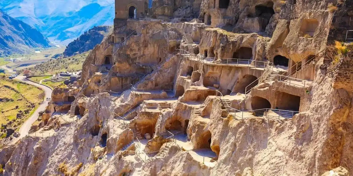 скальный пещерный город